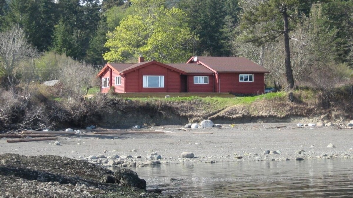 Pender Island House | Spectacular Waterfront Retreat On South Pender Island - Low Bank Beachfront