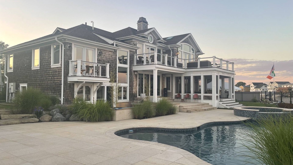 Massapequa House | Spectacular Waterfront Montauk Beach house In Massapequa, LI