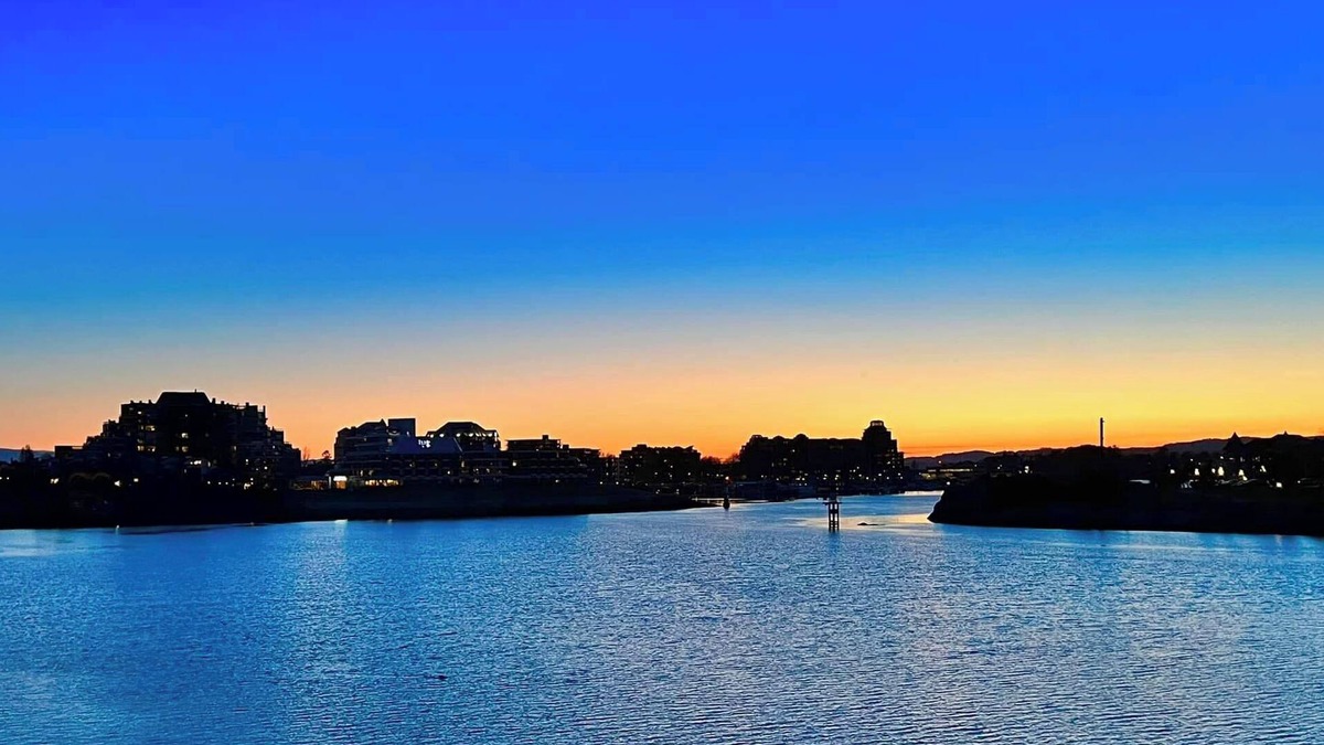 Downtown Victoria Condo | Spectacular Waterfront Executive Suite!