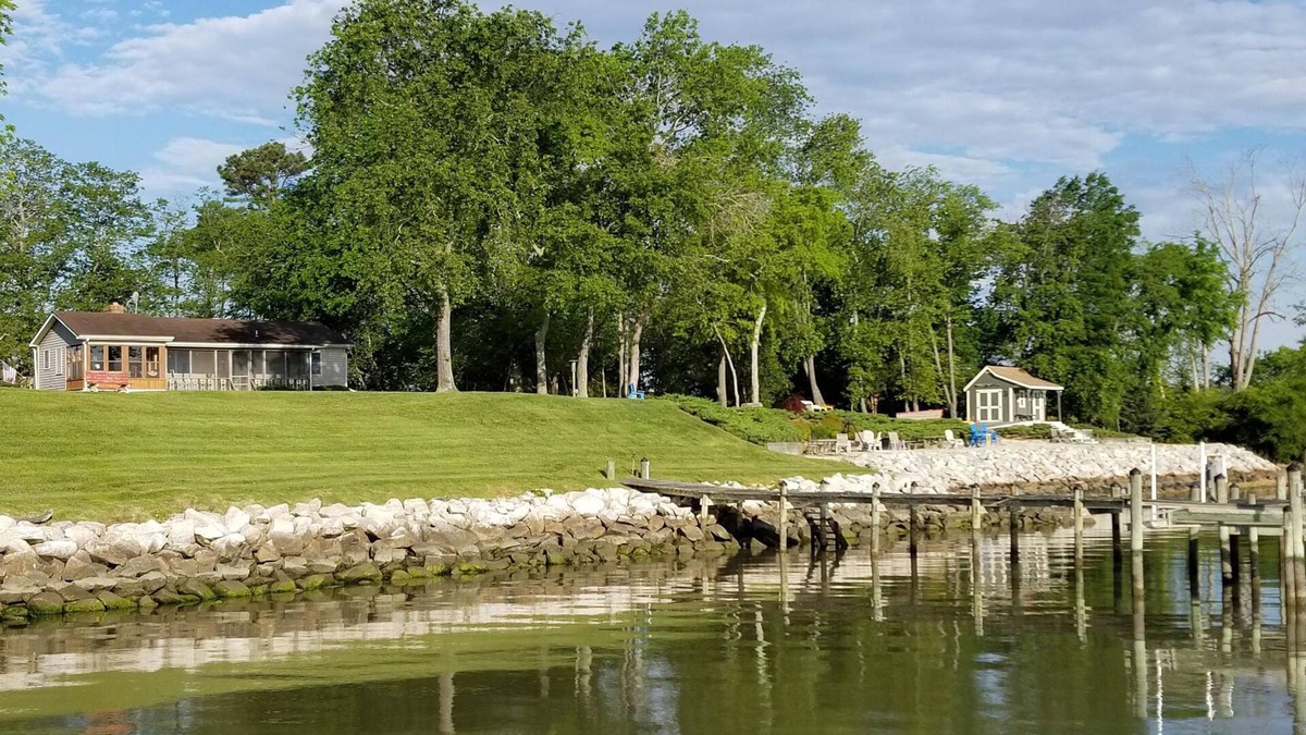 Mount Victoria House | Spectacular Waterfront Retreat with Pier
