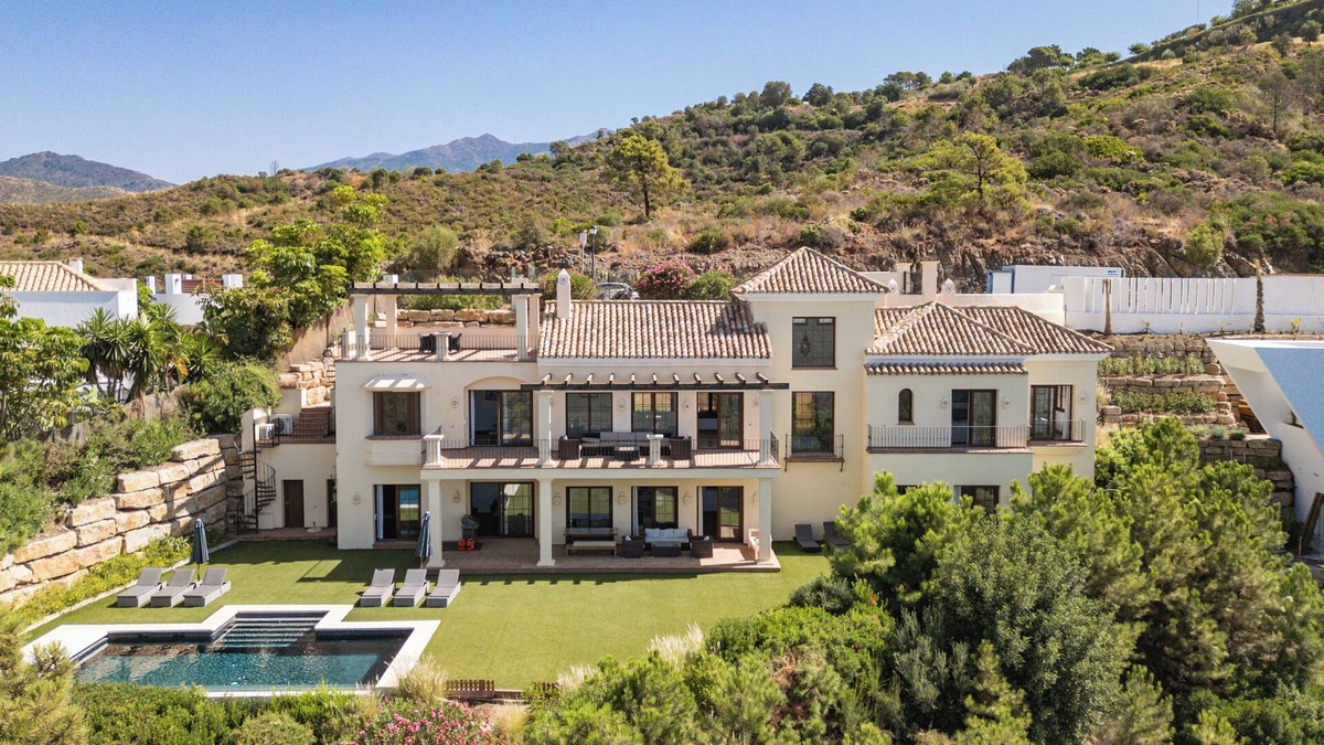 Benahavis Villa | Spectacularly located luxury villa near Marbella - perfect for families