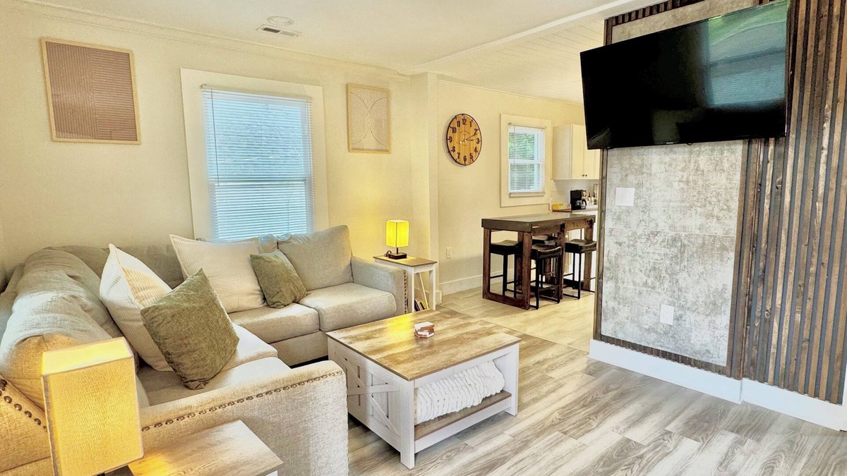 Enderly Park House | Spectrum | No Cleaning|Dog Fee | Bank of America | Downtown | Fenced Yard |