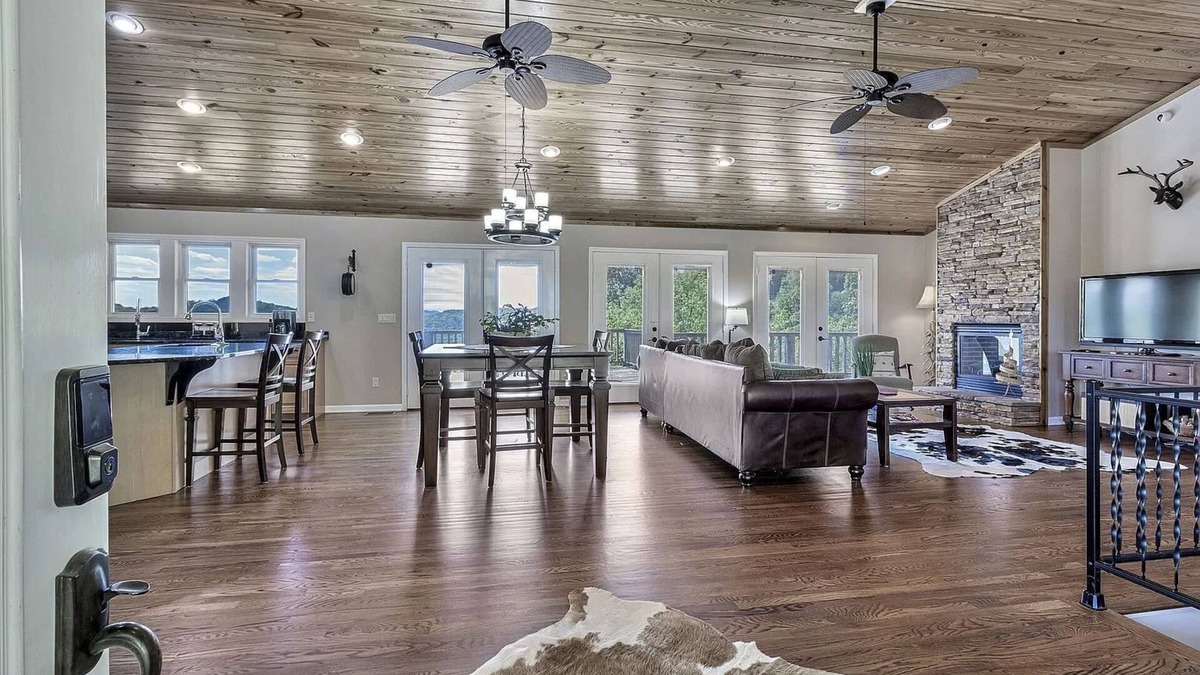 Granville House | Specular Lake Vews in Historic Granville,TN