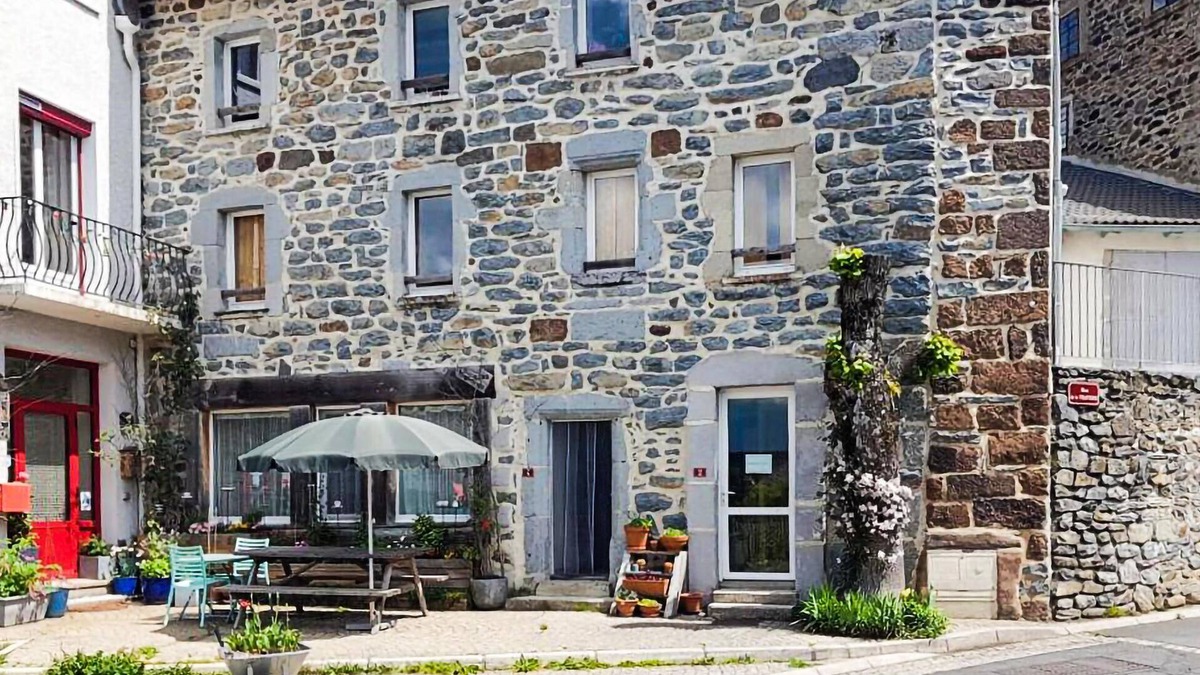 Les Estables Apartment | Spend a quiet and at the same time active vacation in this pleasant vacation apartment.