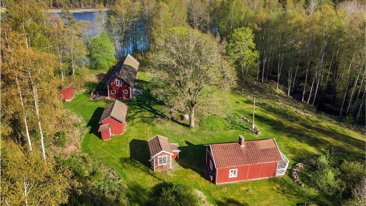 Finnerodja House | Spend a relaxing vacation in this comfortable vacation home in a dream location on the lake.