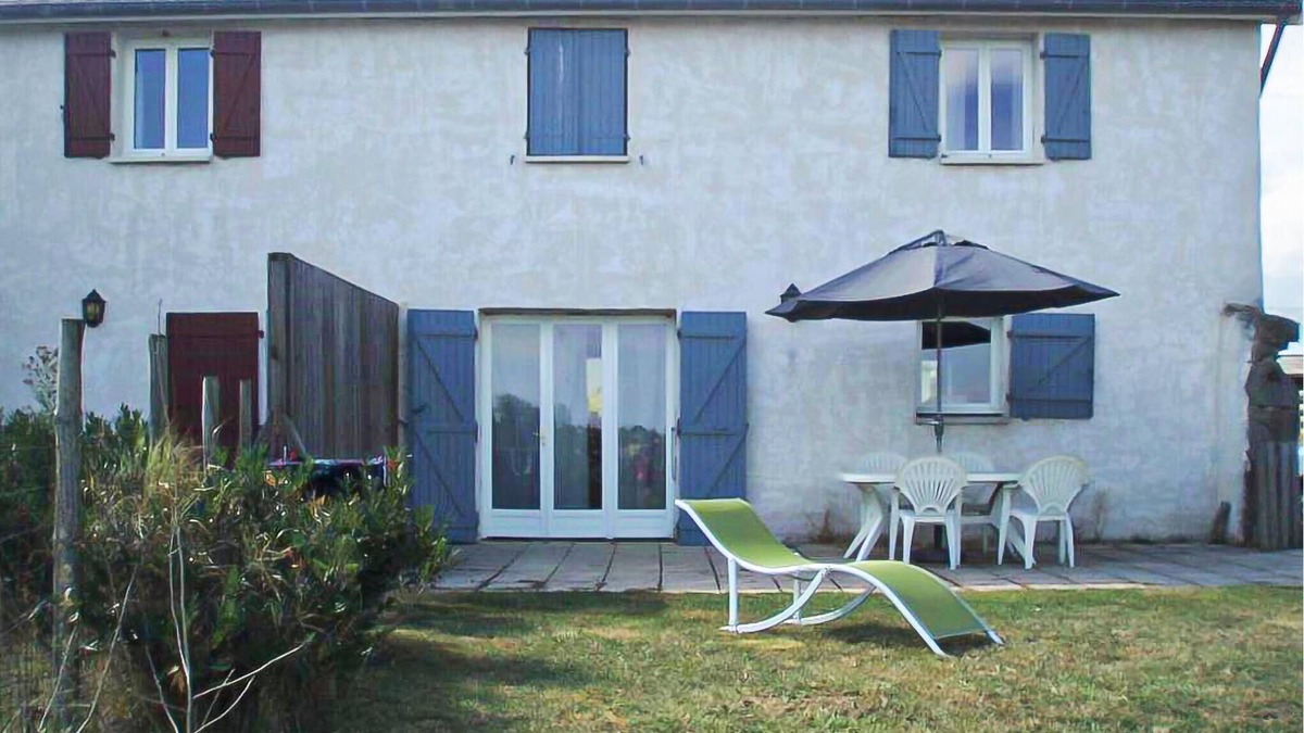 Chaponost House | Spend a relaxing vacation in this practical cottage in a quiet countryside.