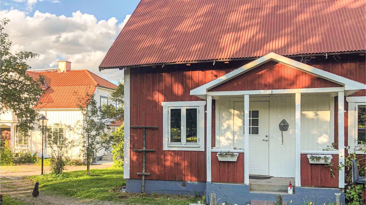 Linkoping House | Spend a relaxing vacation in the inviting cottage with plenty of space for the whole family.