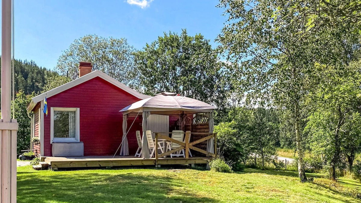 Tanum O House | Spend a relaxing vacation close to nature in this vacation home with lake view.