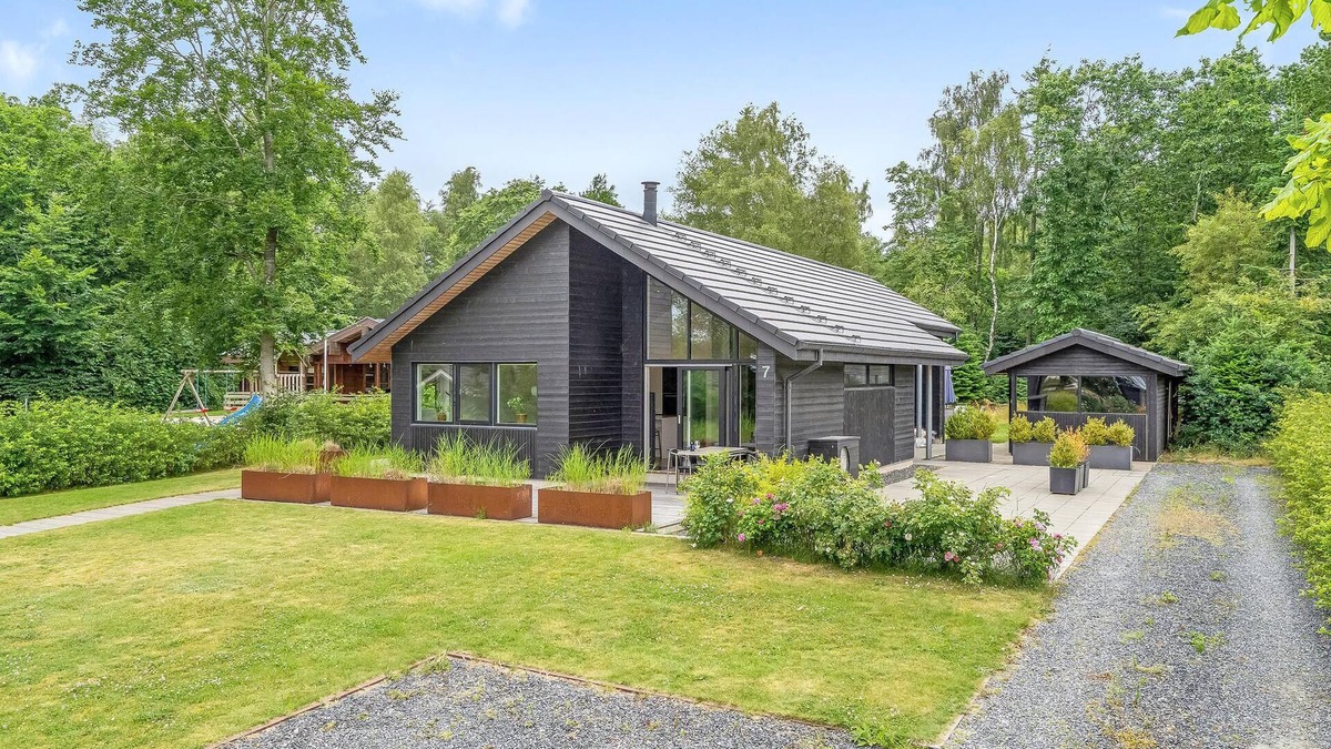 Sunds House | Spend a wonderful holiday in this holiday home in the 2nd row to the lake.