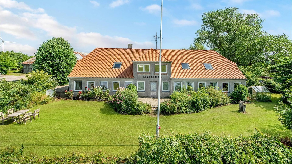 Sydals Apartment | Spend a wonderful vacation in this spacious apartment with sea view.