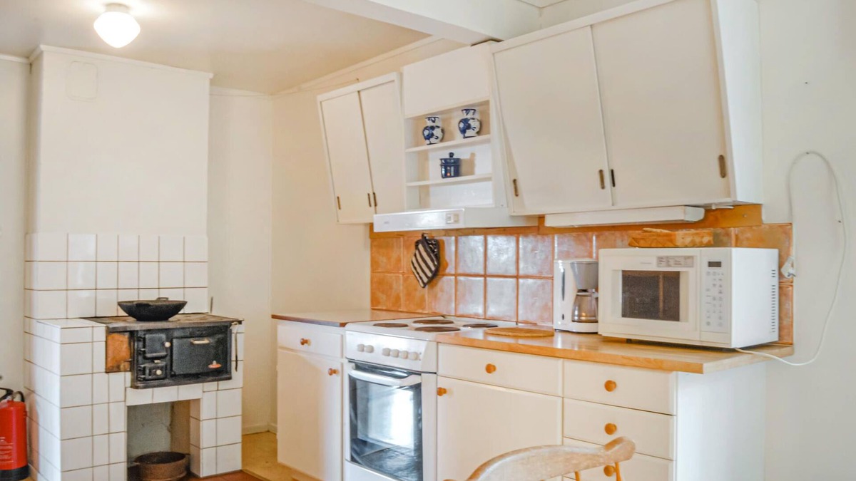 Vrena House | Spend a wonderful vacation close to nature in this well located cottage.