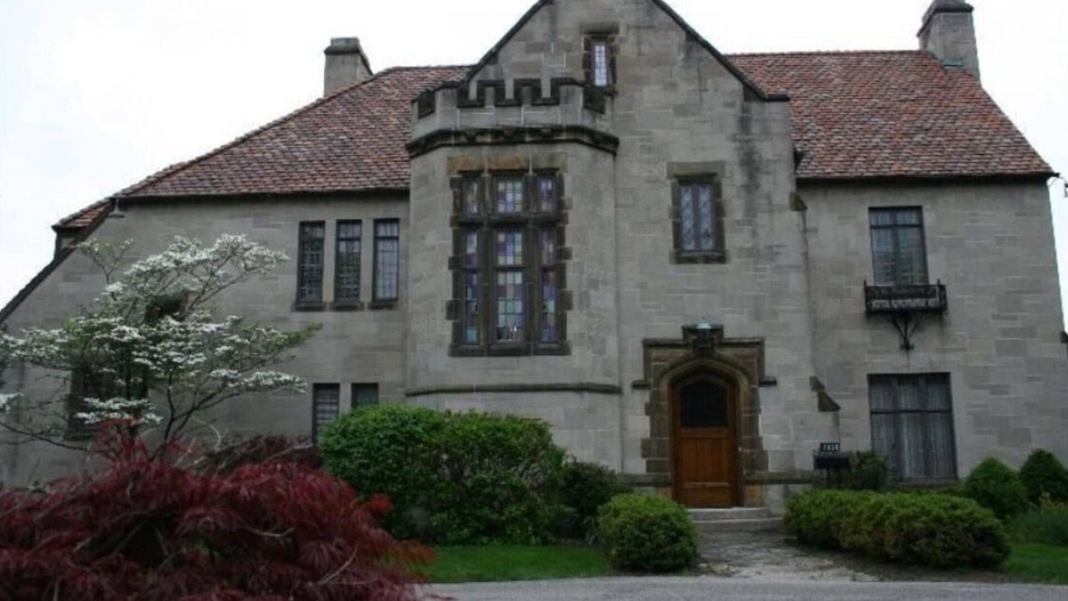 Maumee Bed & Breakfast | Spend an evening in a Castle and enjoy a meal fit for royalty.