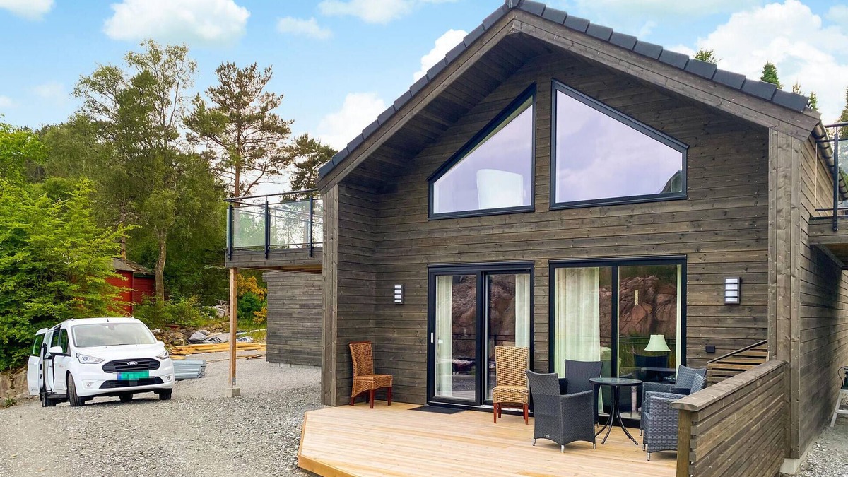Loddefjord House | Spend an unforgettable vacation in this comfortable vacation home with sea view.