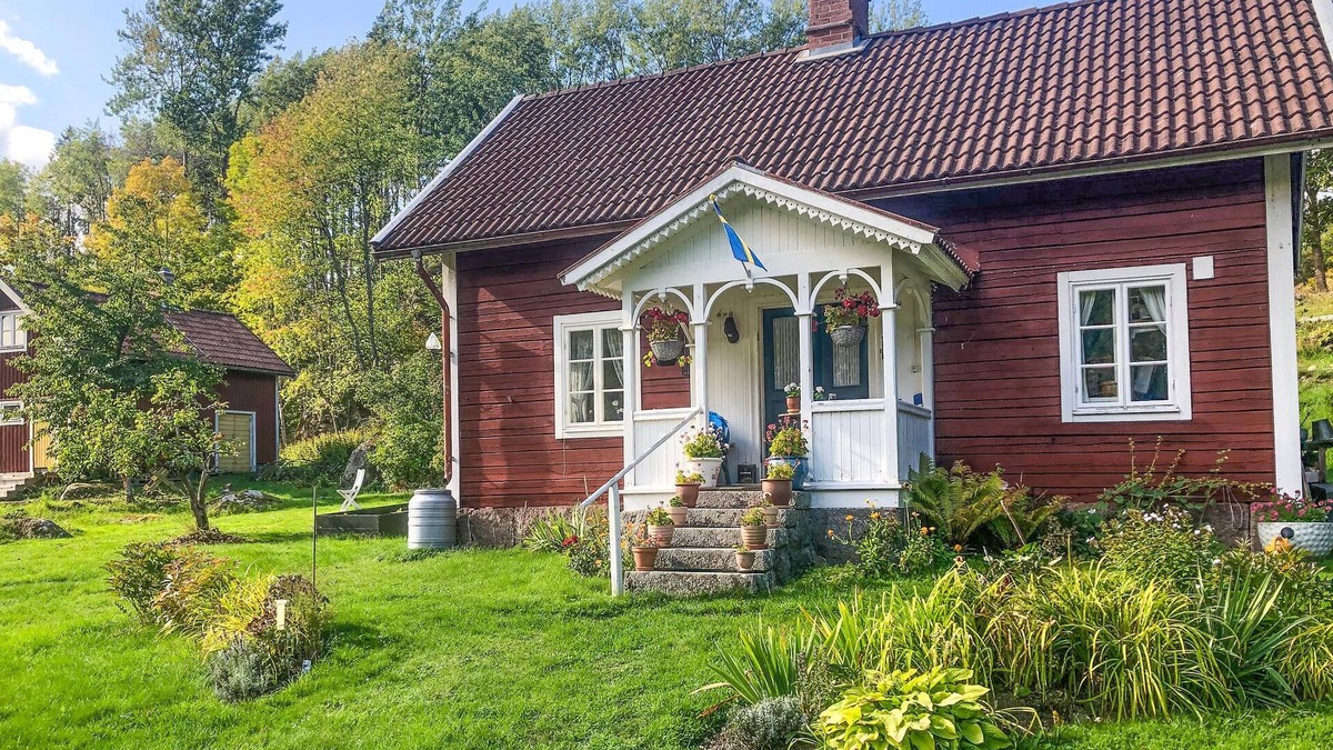 Rimforsa House | Spend an unforgettable vacation in this inviting cottage near the lake!