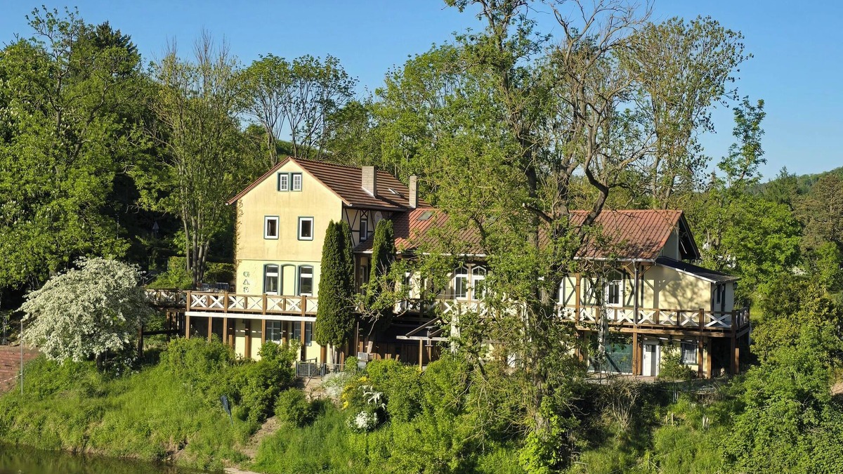 Bad Koesen Ski Chalet | Spend the night in the Alte Saale Fährhaus with a view of two castles. Dogs welcome