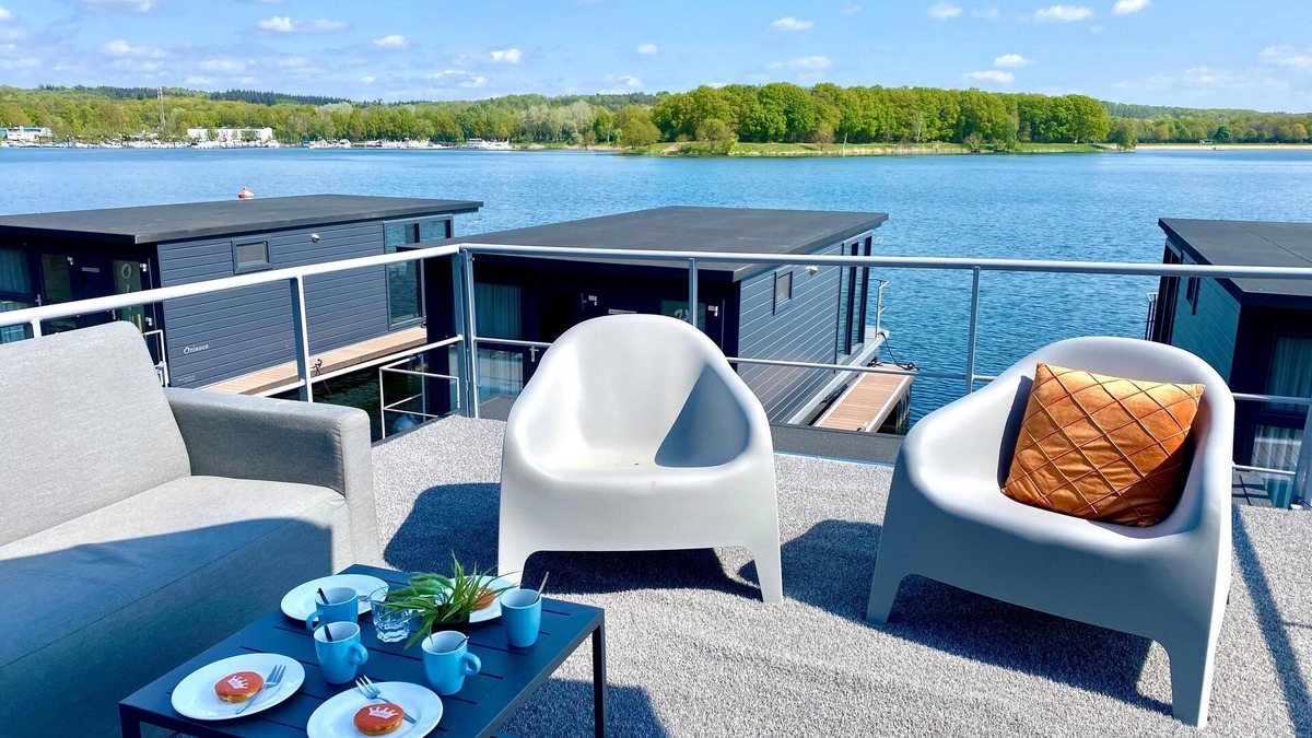Middelaar Boat Rental | Spend the night in harbour lodge in Limburg