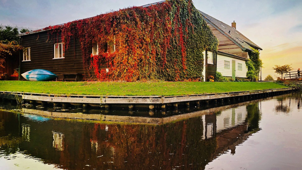Zuideinde House | Spend the night in the heart of Giethoorn on the village canal