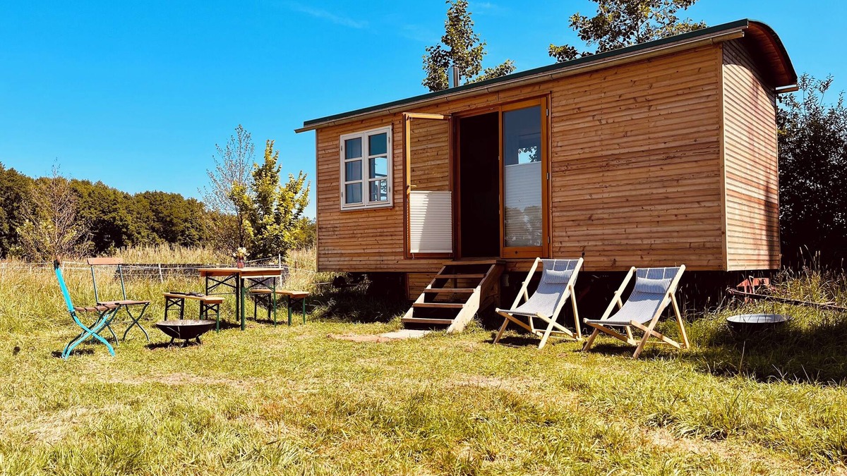 Oetzen House | Spend the night in the circus wagon on the sheep pasture