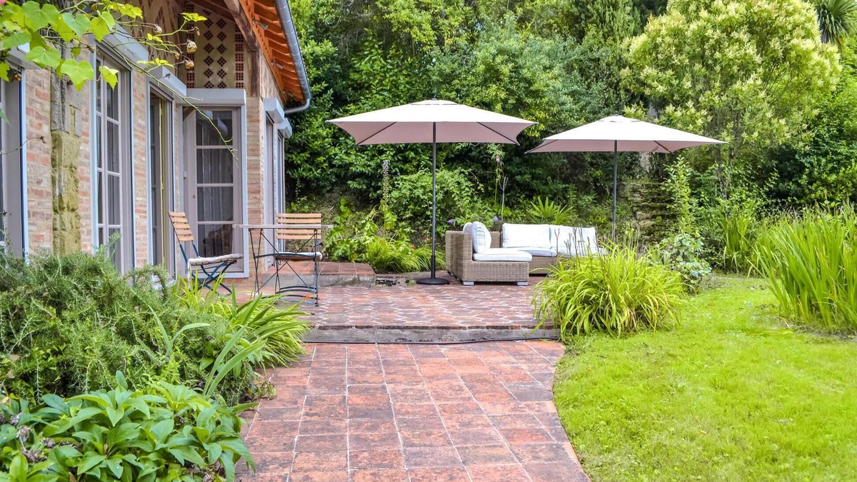 Courties House | Spend your family vacation in this charming and spacious vacation home with swimming pool.