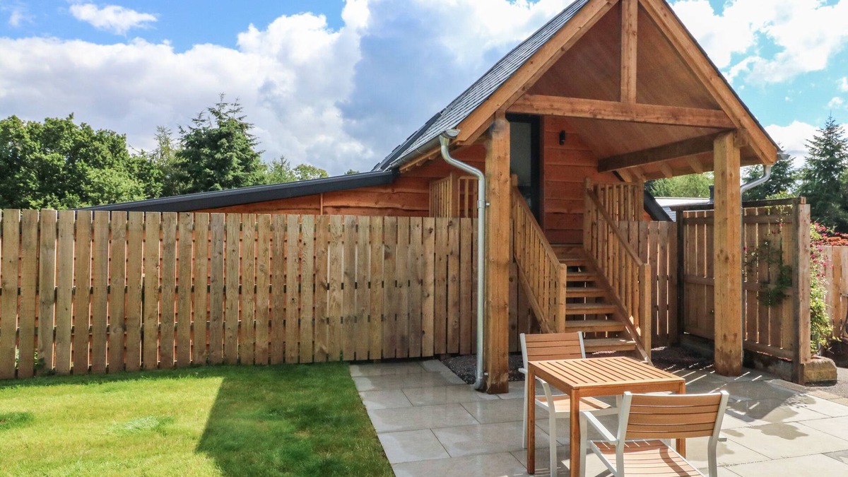 Newton Saint Cyres Cottage | SPICERY BARN LOFT, pet friendly, with hot tub in Tedburn St Mary