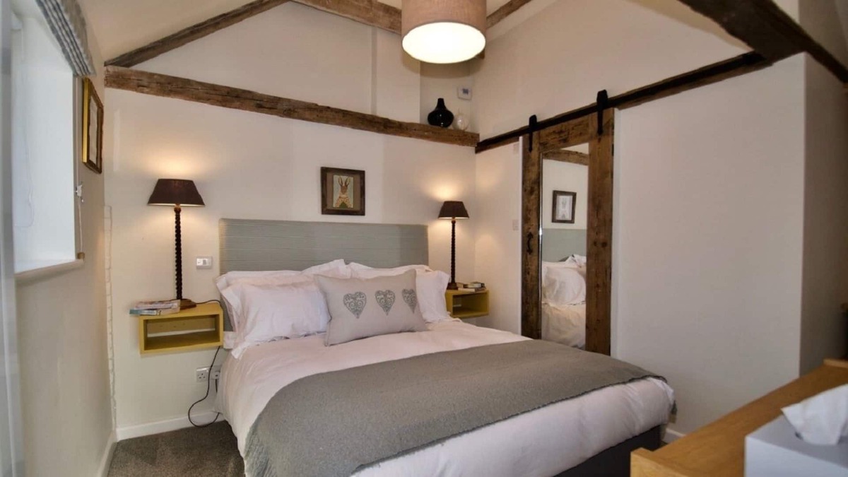 Woodbridge Cottage | Spike Cottage - 🎾 court & private patio