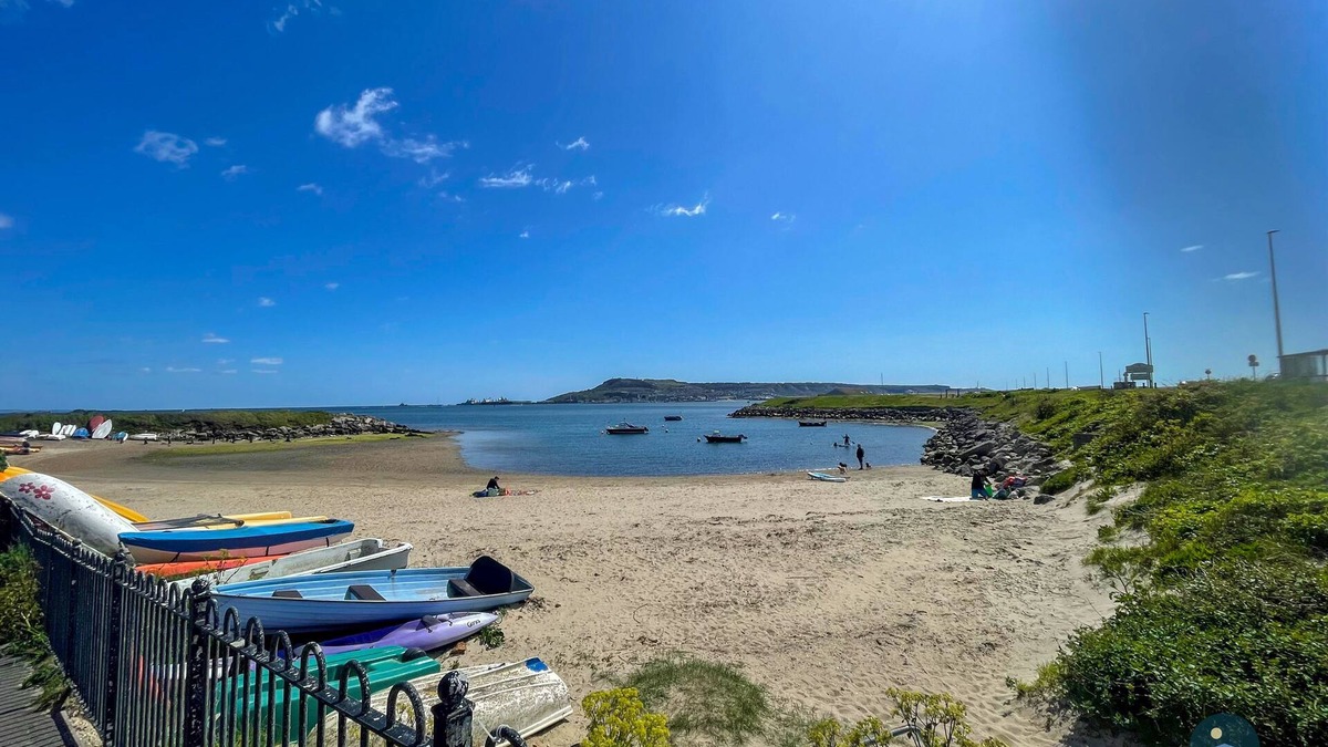 Wyke Regis House | Spindrift - views of Chesil beach, dog friendly