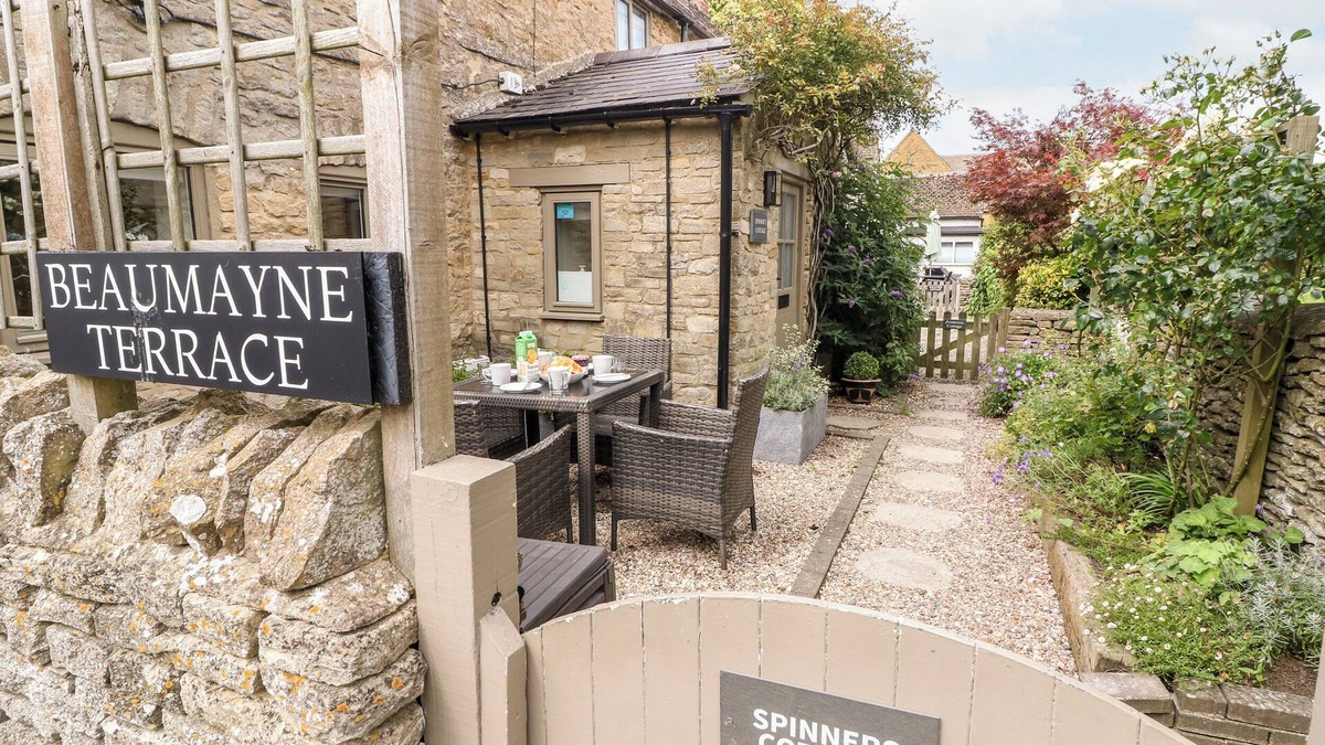 Stow-on-the-Wold Cottage | SPINNERS COTTAGE, pet friendly, with open fire in Stow-On-The-Wold