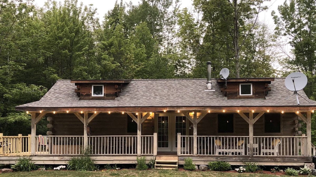 La Pointe Cabin | Spirit Lodge- Log Cabin with Large front porch