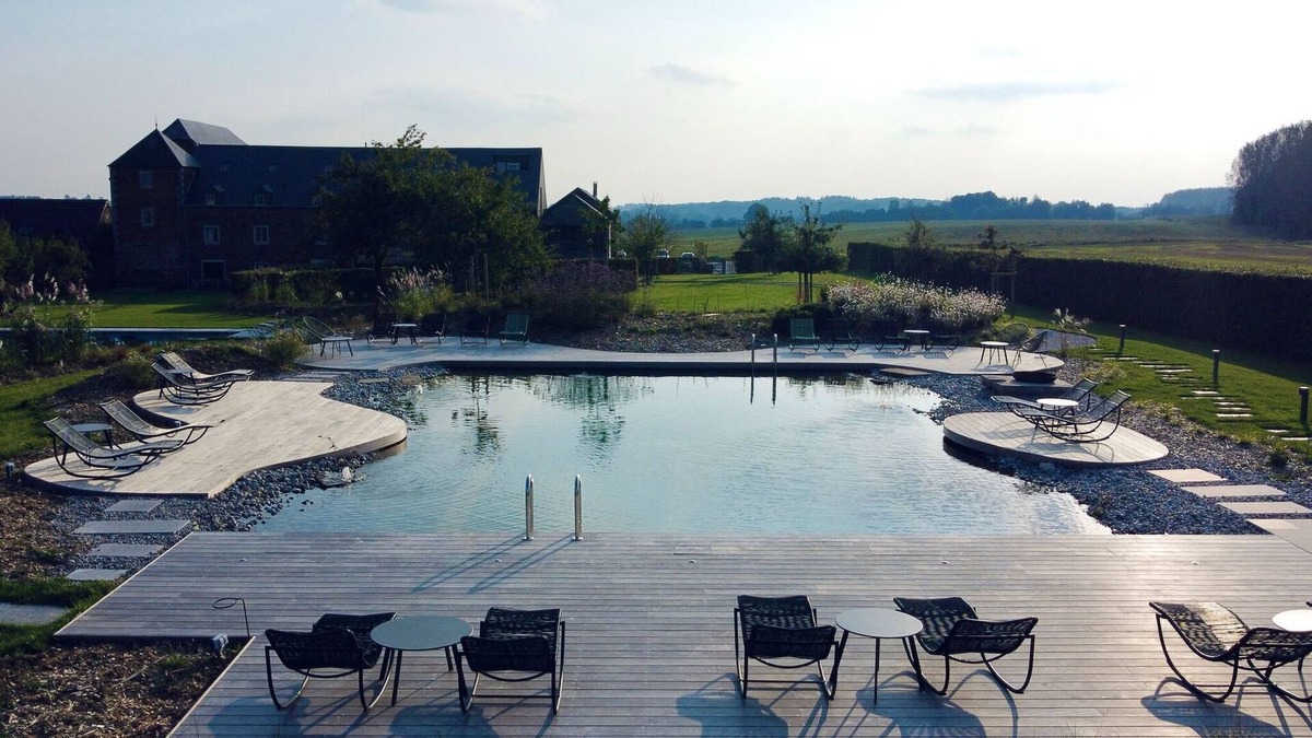Ohey Other | Splendid Castle in Perwez-Haillot with Sun-loungers