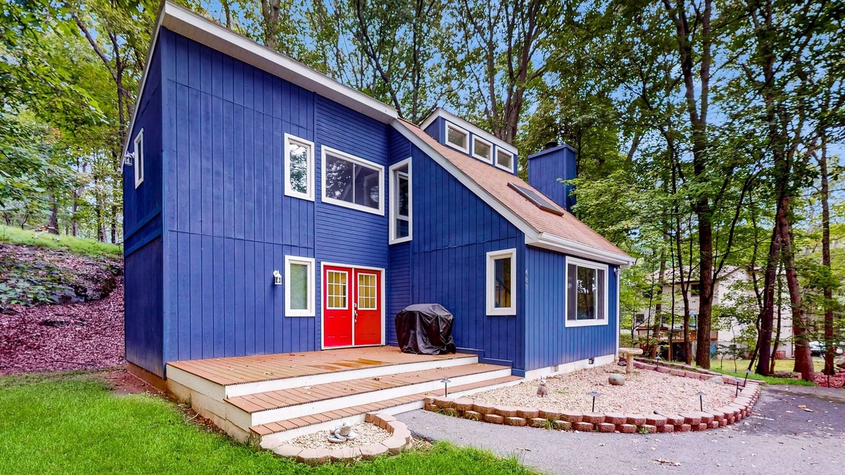 East Stroudsburg House | Splendid dog-friendly home with deck, W/D, free WIFI & gas grill