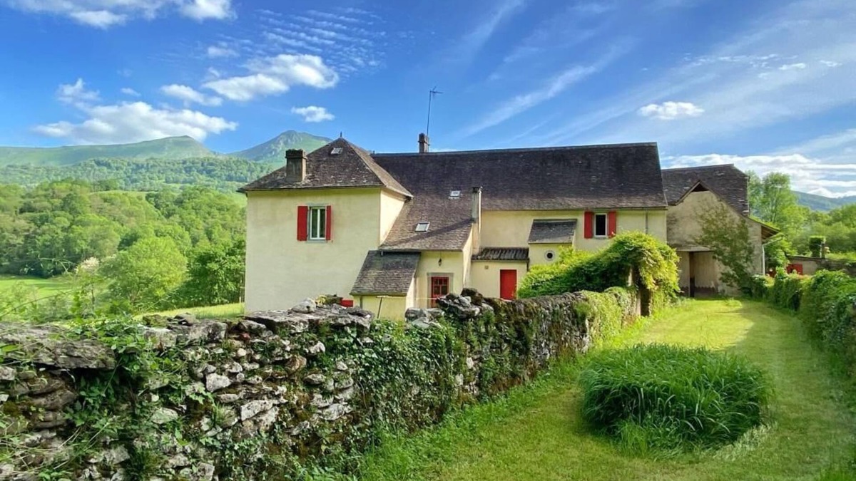 Issor Bed & Breakfast | Splendid farmhouse at the foot of the Pyrenees, breathtaking view