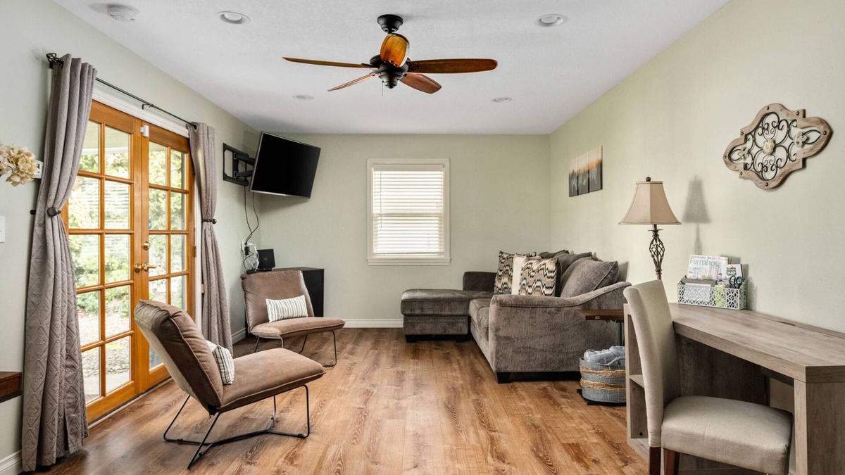 Hillsboro House | Splendid Location, Single Level, Pet Friendly, Huge Fenced Yard, BBQ, Games, Next to School Fields