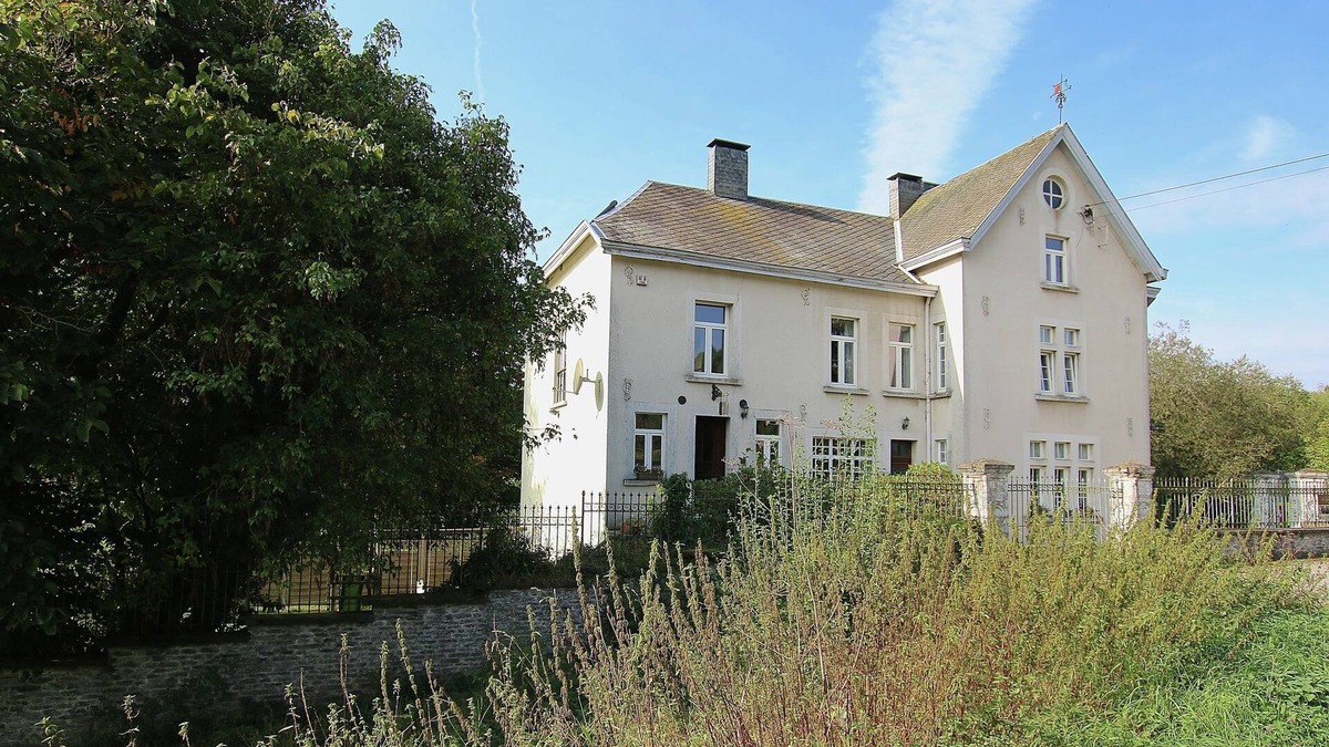 Menufontaine Villa | Splendid Mansion in Bastogne with Fenced Garden