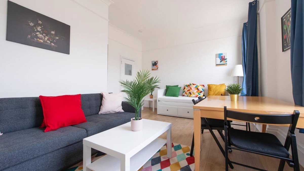 Vassall Apartment | Split-level spacious family apartment