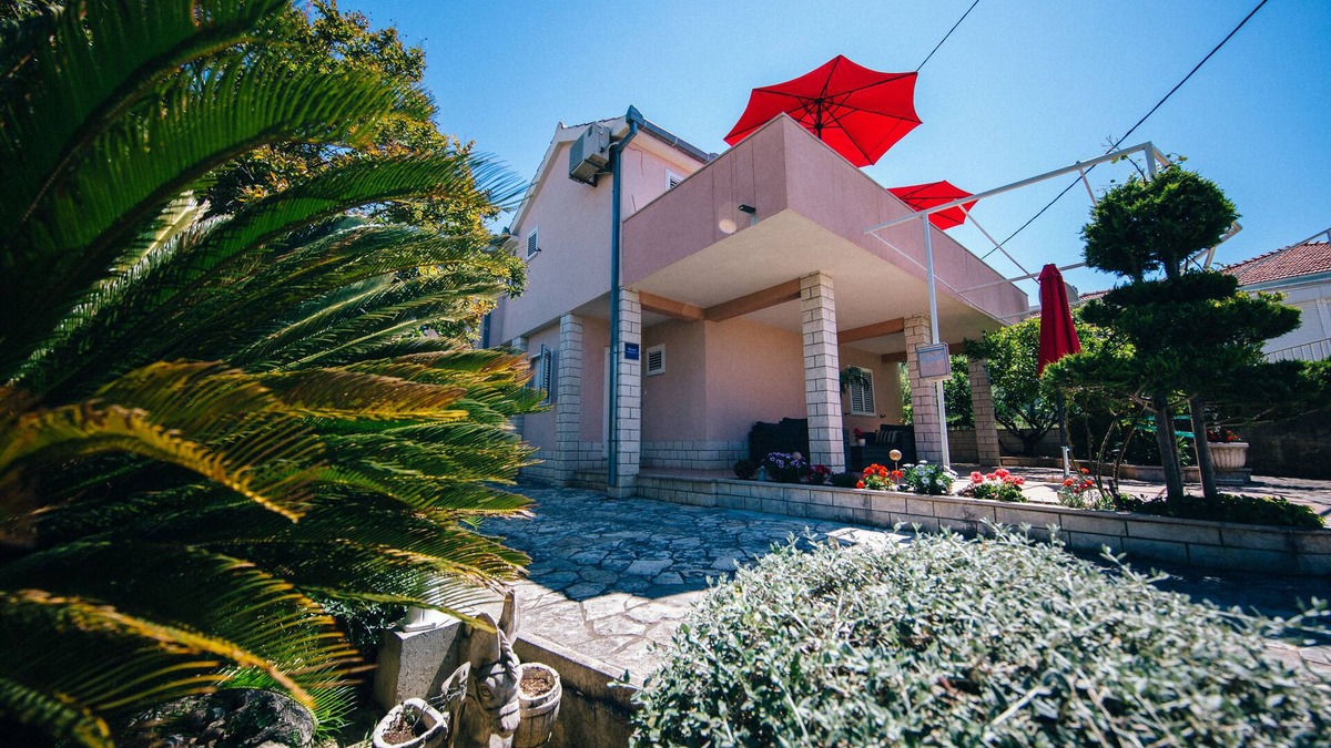 Podstrana Apartment | Split Podstrana: House with garden