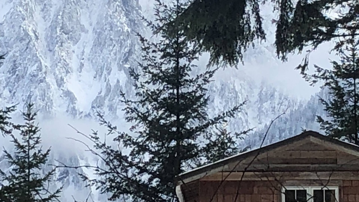 Gold Bar Cabin | Split Rock Lookout ,Hiking , Fishing, Rafting , Skiing Stevens pass