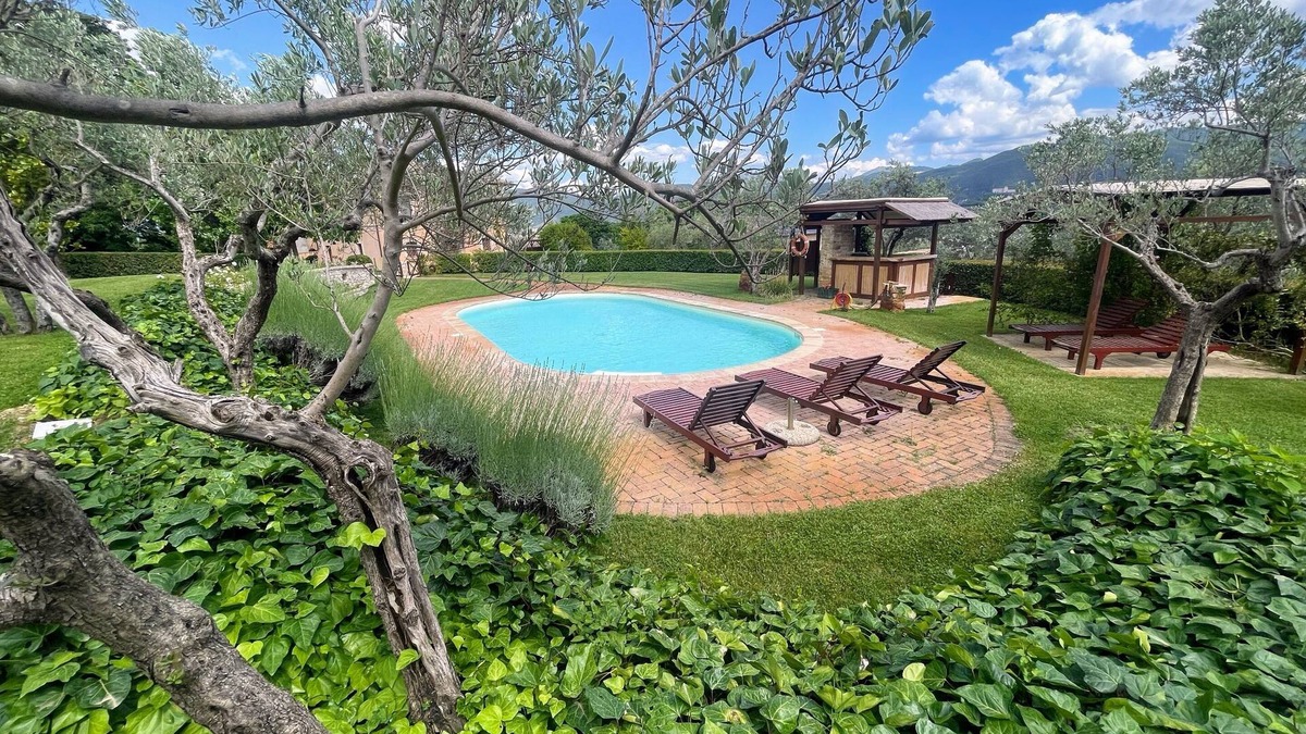 Spoleto Villa | Spoleto Tranquilita sleeps 16 with Wifi Pool Yoga Studio Gardens and Views