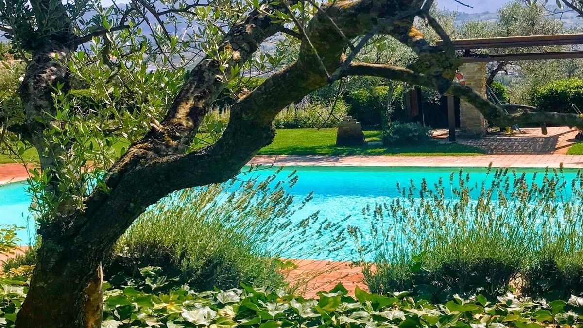 San Brizio Villa | SPOLETO TRANQUILITA + POOL. SLEEPS 20, SPOLETO CENTRE 15 MINS