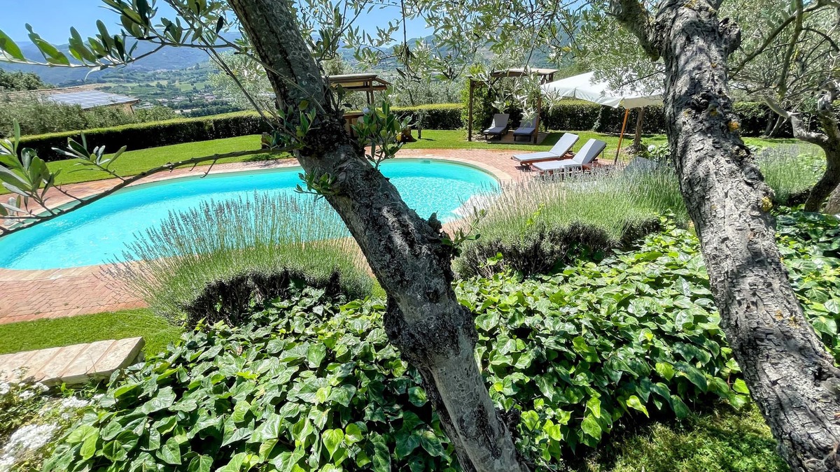 Spoleto Villa | Spoleto Tranquilita. Slps 16. Wifi. Pool. Yoga Studio. Gardens. Fantastic Views.