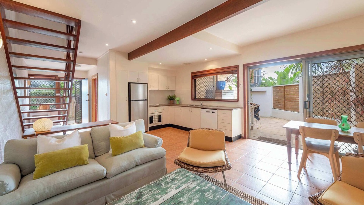 Angourie House | Spooky Beach Lodge - Oceanstays