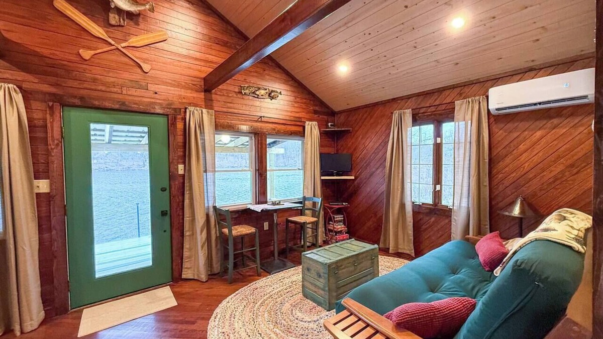 Brookport House | Sportsman Cabin on 80 Acre Lake- Near Shawnee