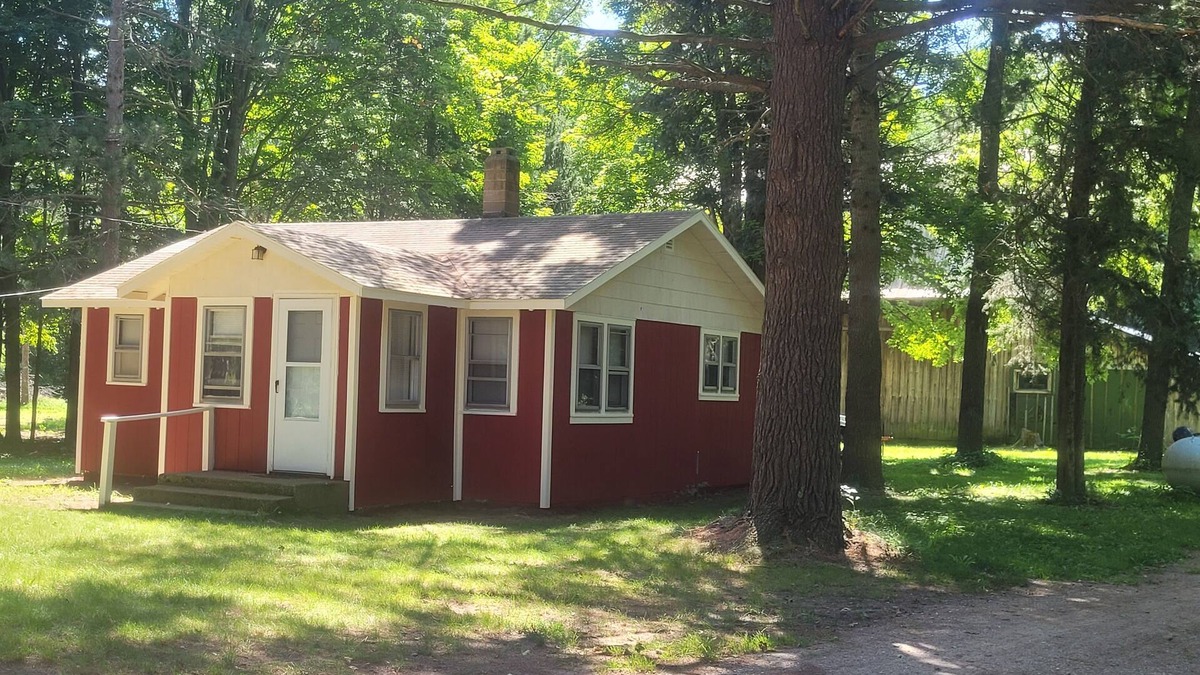 Custer Cottage | SPORTSMAN/COUPLES RETREAT. Close to Lakes, Rivers, & Beautiful Ludington
