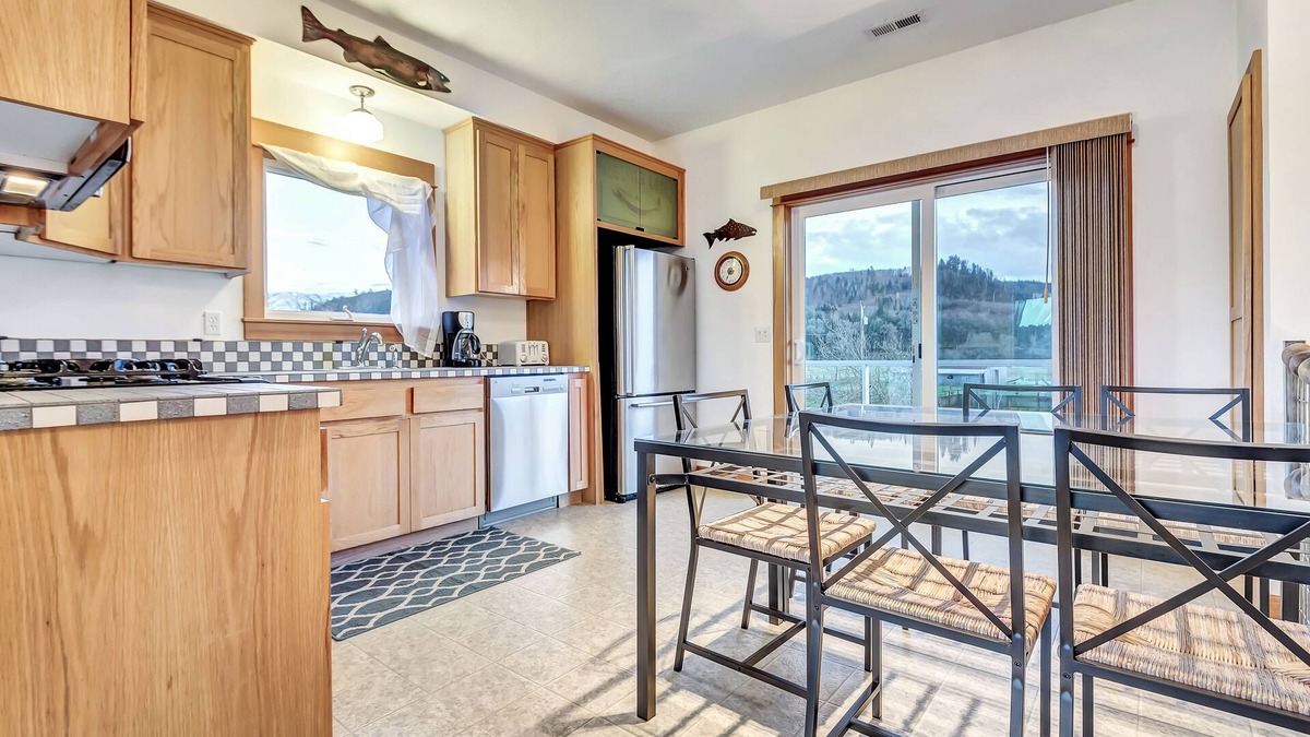Clatskanie House | Sportsman Paradise- Columbia Riverside w/dock