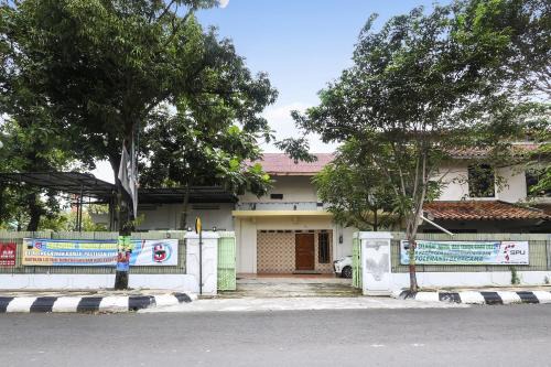 Demak Hotel | SPOT ON 90744 Alika Homestay