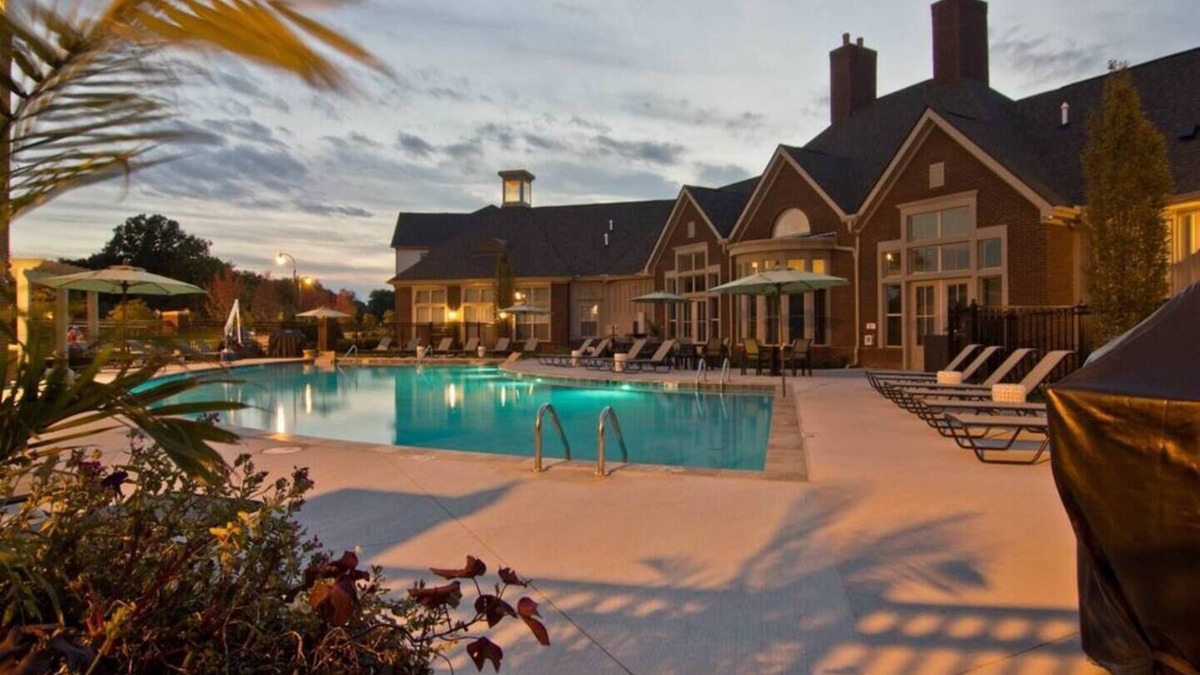 Westerville Apartment | Spotless Monthly 2BR | Top Floor + Pool + Parking