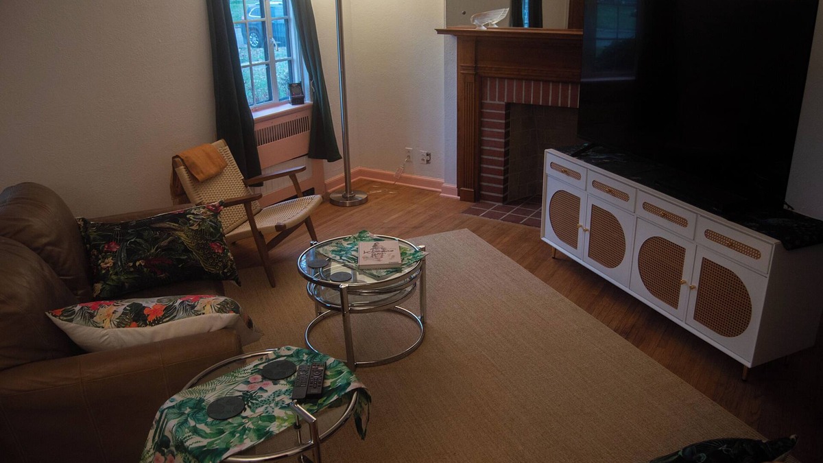 Ottawa Apartment | Spotless, Retro and Newly Remodeled Locale