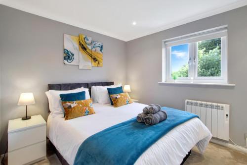 Stevenage House | Spotless Two-Bedroom Home with Garden and Parking