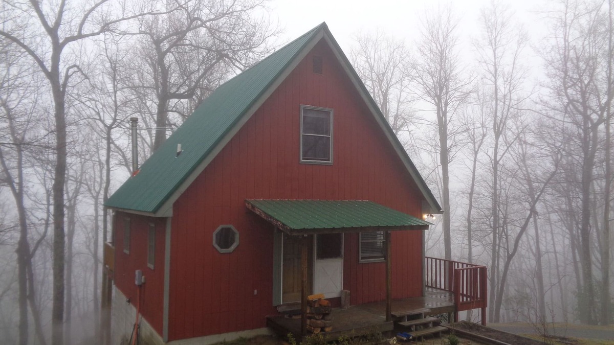 Brevard Cabin | Spotted Rock Cabin - Hot Tub - Pets