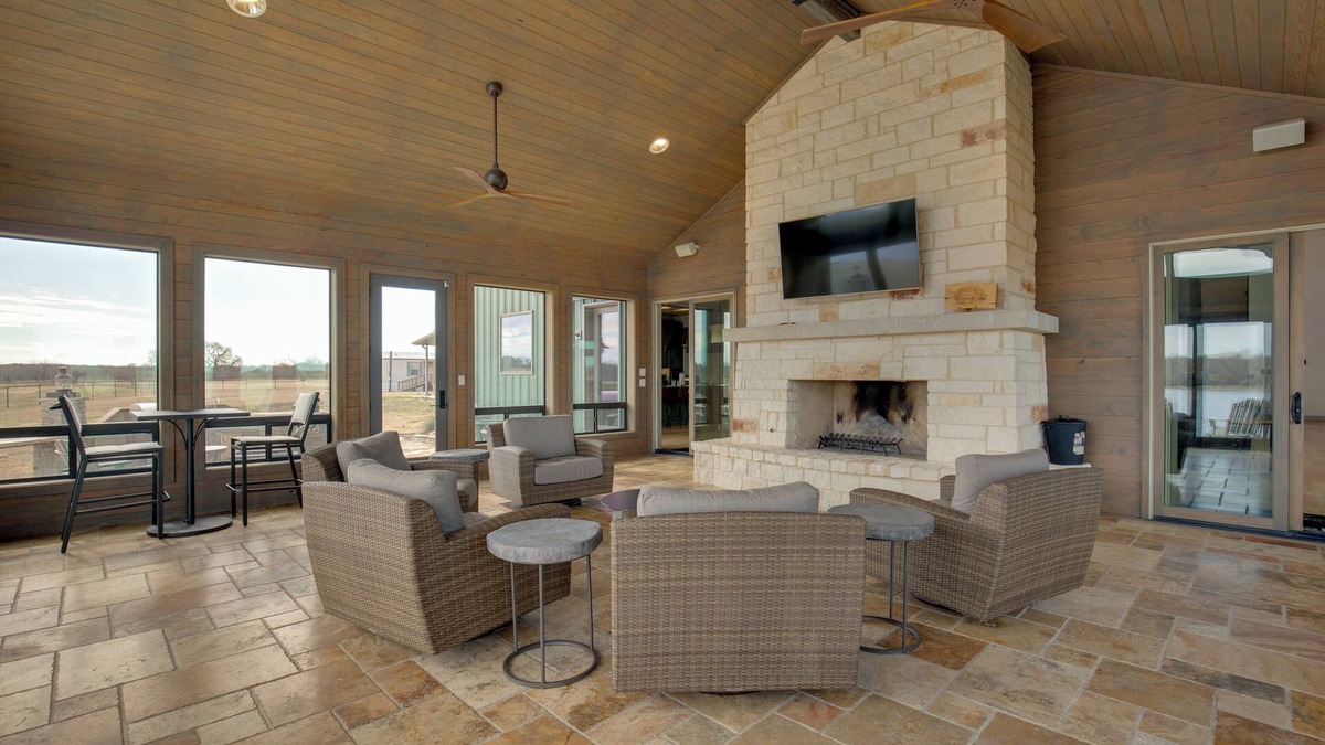 Elmo House | Sprawling Kaufman Home w/On-Site Lake & Fire Pit