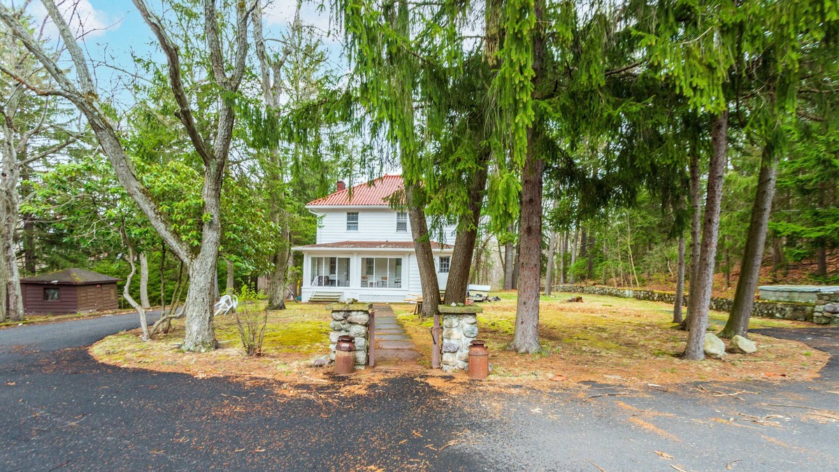 Kinnelon House | Sprawling Lakeside Retreat: 32 Acres, 3BR/2Bath